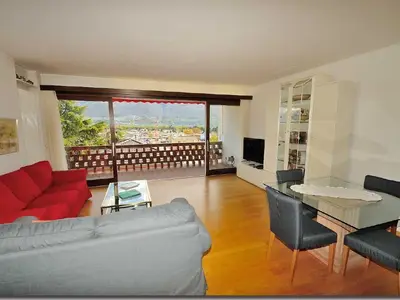 Wohnzimmer mit Essecke, Fernseher und Weitsicht