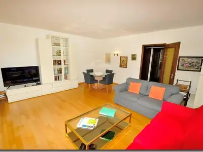 Wohnzimmer mit Essecke, Fernseher 