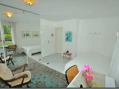 Kinderschlafzimmer mit französischem Bett und Klappbett 