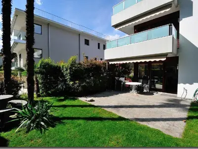 Garten mit Steintisch und -bank