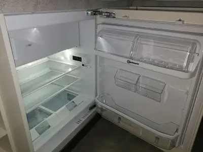 Unsere Küche ist zwar klein, dafür ist der Kühlschrank echt groß.