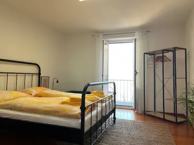 Schlafzimmer mit kleinem Balkon.