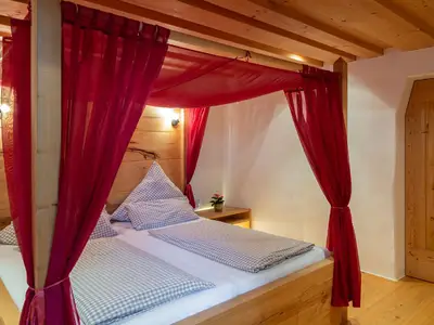 Schlafbereich. Schlafzimmer 1 mit Himmelbett