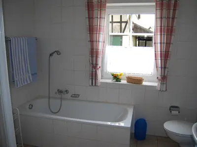 Bad mit Dusche und Badewanne