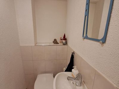 separates WC; Toilette mit Lavabo