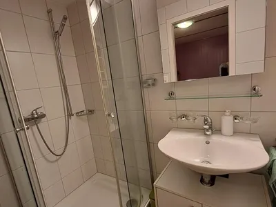 Dusche mit Waschbecken