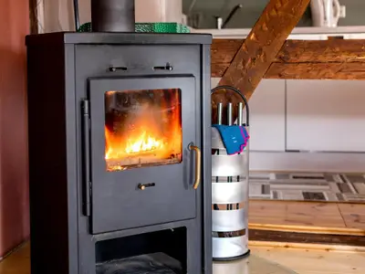 Fewo Landleben: Kamin im Wohnzimmer