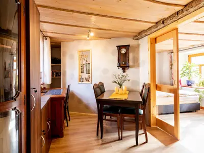 Fewo Romantik: Wohnraum mit Blick ins Schlafzimmer