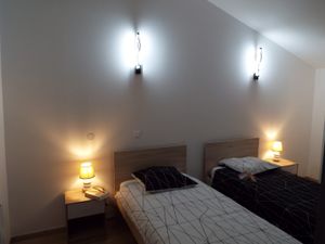 23964602-Ferienwohnung-4-Avignon-300x225-3