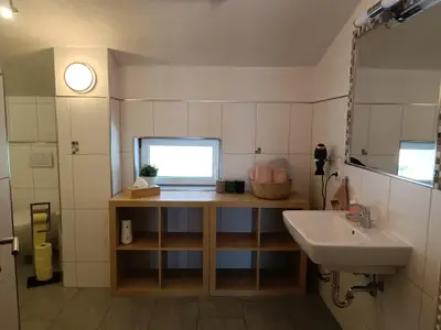 Badezimmer inkl. Badewanne, Dusche und WC