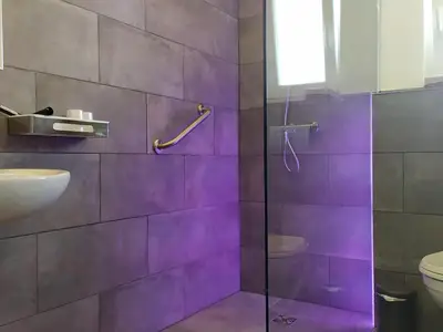 Bad/Dusche. Wal-in Dusche mit Ambiente-Licht