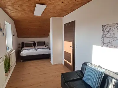 Schlafzimmer 1 mit Doppelbett und Sitzecke