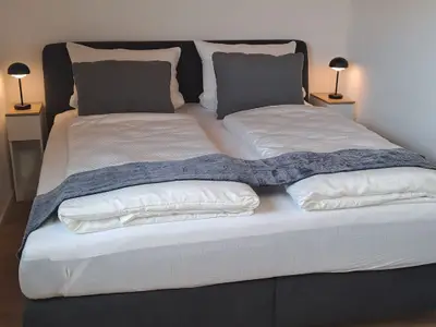 Schlafzimmer 1 mit Doppelbett und Sitzecke
