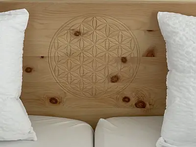 Zirbenholzbett "Blume des Lebens"