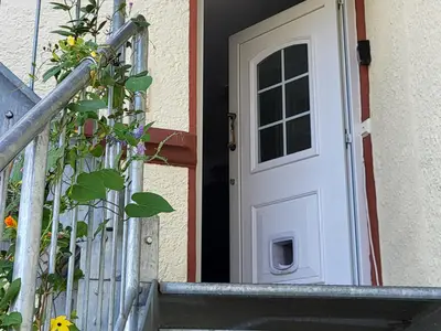 Eingangstür hinter dem Haus mit Schlüsselbox