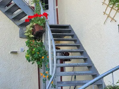 Eingang hinter dem Haus