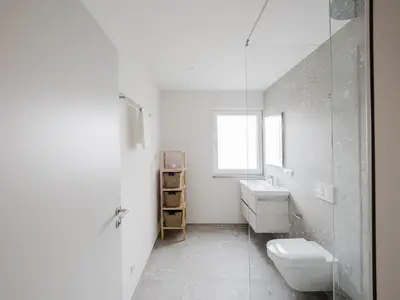 Badezimmer mit Regendusche