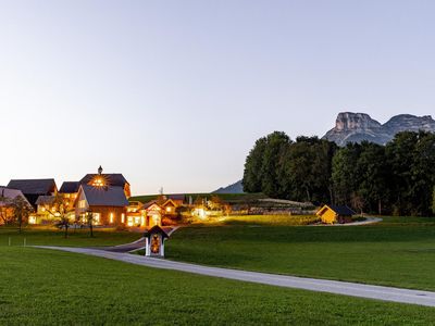 Das Schmiedgut, Bad Aussee, Häuser am Abend