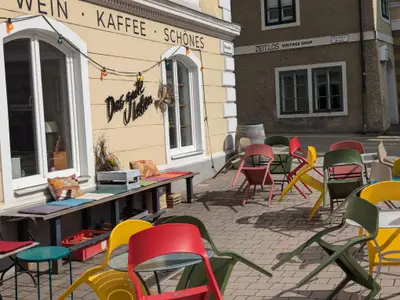 Cafes und Geschäfte