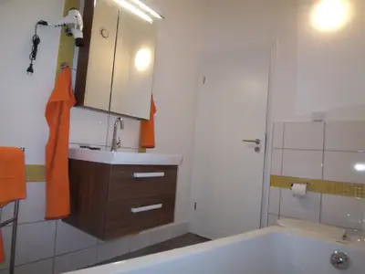 Bad/Dusche. Ausstattung mit Föhn