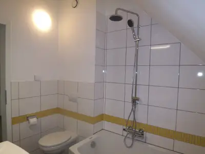 Bad/Dusche. Badewanne/Regendusche mit Echtglasabtrennung