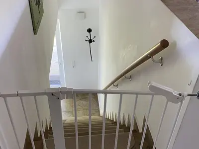 Treppe mit Kinder-/Hundegitter