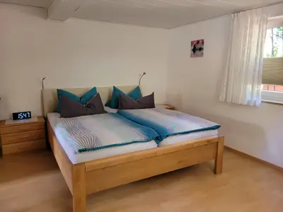 Großes Schlafzimmer mit Doppelbett