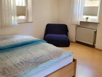 Großes Schlafzimmer mit einem Doppelbett