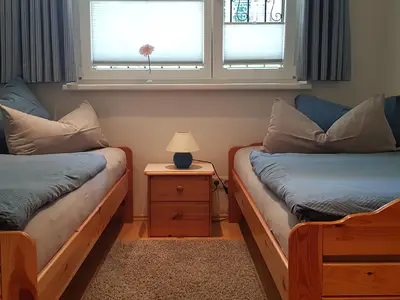Kleines Schlafzimmer mit zwei Einzelbetten