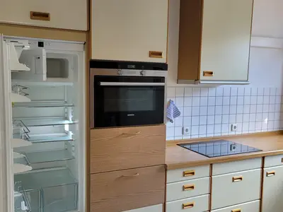 Küche mit Kühlschrank und Ofen/ Herd
