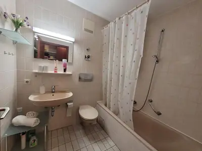 Bad mit Badewanne