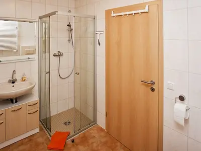 Bad mit Dusche, Badewanne und Waschmaschine, Ferienwohnung Auszeit am Kurpark von Bad Berka, Weimarer Land, Thüringen