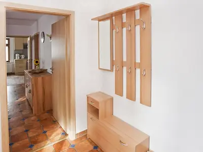Flur mit Garderobe und Schuhschrank, Ferienwohnung Auszeit am Kurpark von Bad Berka, Weimarer Land, Thüringen