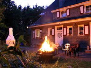 Rückansicht bei Nacht / Feuerstelle