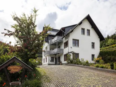 Außenansicht Auffahrt