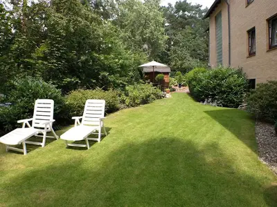 Liegestühle im Garten Haus Heidelerche