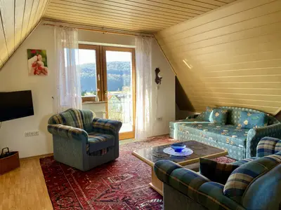 Wohnzimmer mit Südbalkon und herrlichen Ausblick ins Saaletal