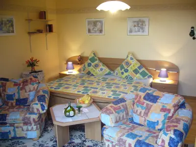 Doppelbett-bequeme Sessel + Tisch