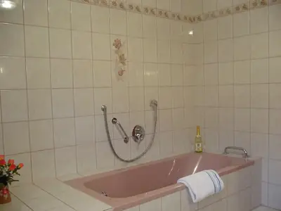 Komfortbad mit großer Wanne/DU/WC