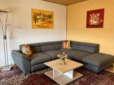 Toskana-Wohnzimmer mit bequemer neuer Ausziehcouch mit Schlaffunktion