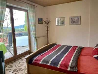 Schlafzimmer mit Doppelbett