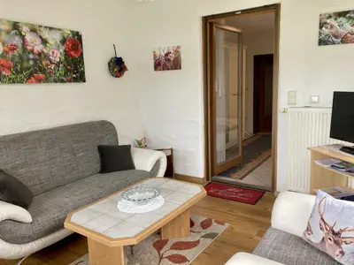 Wohnzimmer mit Sat-TV Flachbildschirm