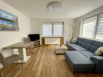 helles, lichtdurchflutentes Wohnzimmer