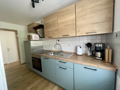 Einbauküche mit ausreichend Küchenutensilien, Backofen, Kühl-Gefrierschrank, Mikrowelle.....