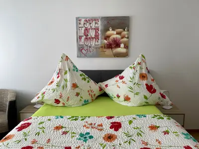 Schlafzimmer mit bequemen Boxspringbett (140 x 200cm ), Komforthöhe. 70cm