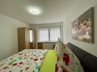 Schlafzimmer mit dimmbarer Deckenlampe und Farben wechselbar