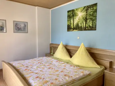 Schlafzimmer mit Doppelbett / Zugang zum Balkon