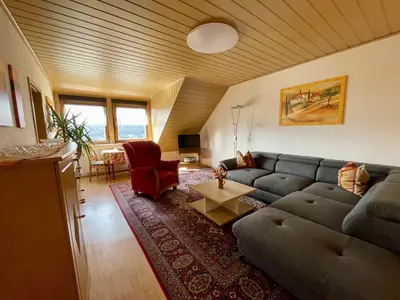 Tokanasuite - Wohnzimmer mit bequemer Ausziehcouch, Essecke mit Weitblick ins Saaletal, Sat-TV, Radio.....