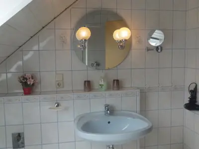 Badezimmer mit Wanne/DU/WC