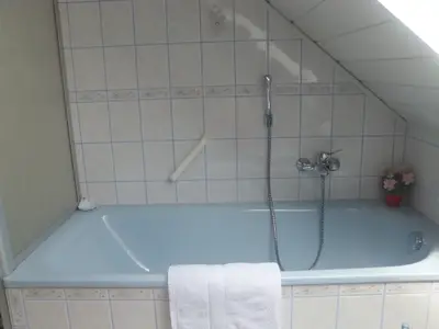 Badezimmer mit Wanne/DU/WC